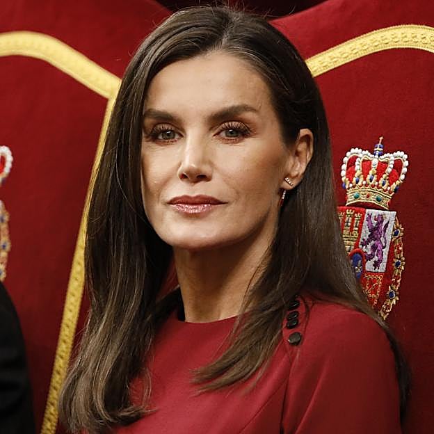 La reina Letizia saca su abrigo más elegante para ir al Congreso y lo combina con un vestido rojo de Carolina Herrera