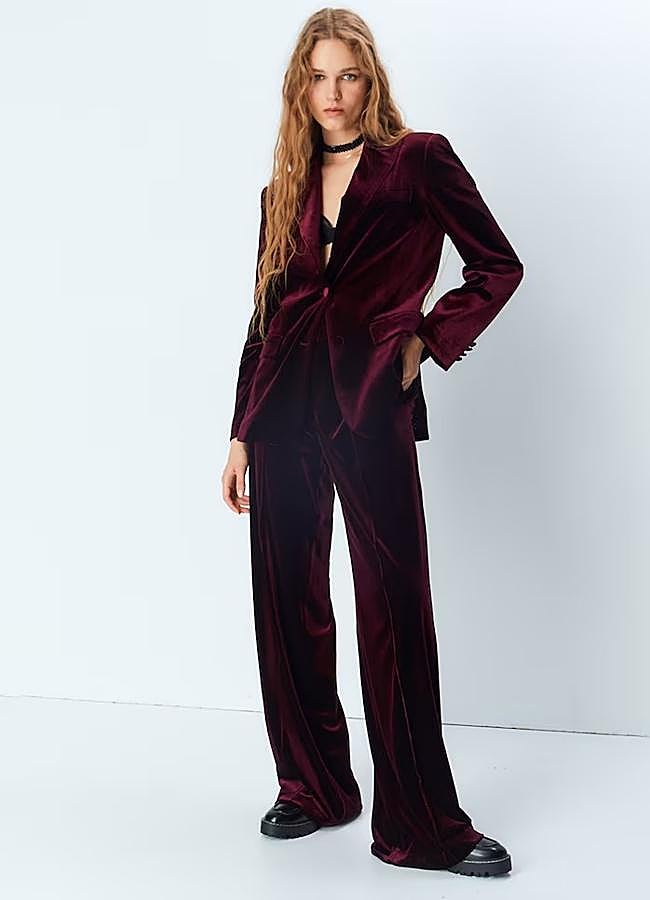 Imagen - Traje terciopelo rojo de Sfera, chaqueta 59,99 euros y pantalón 29,99 euros.