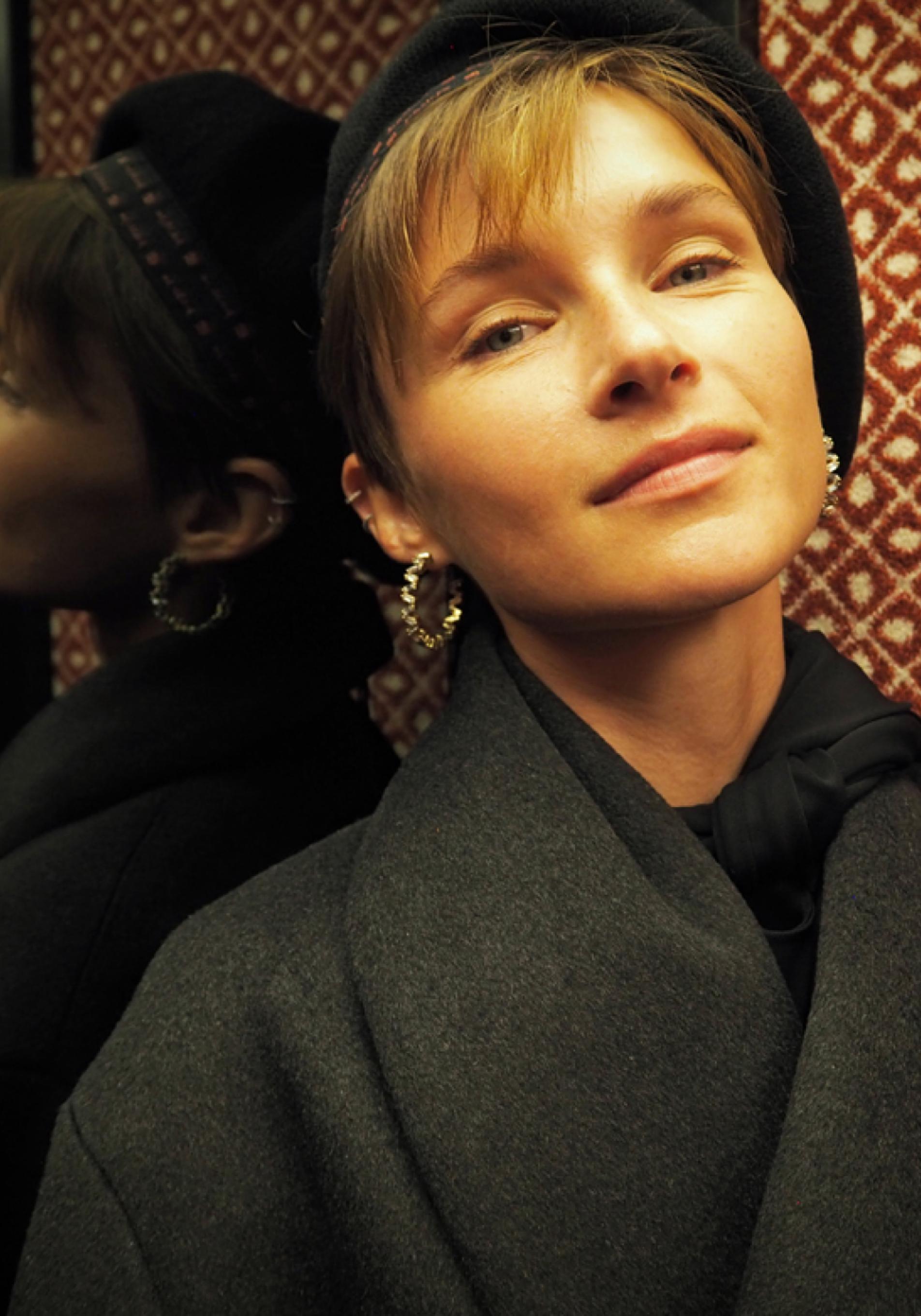 El vestido negro perfecto para el día y para todos tus eventos de Navidad