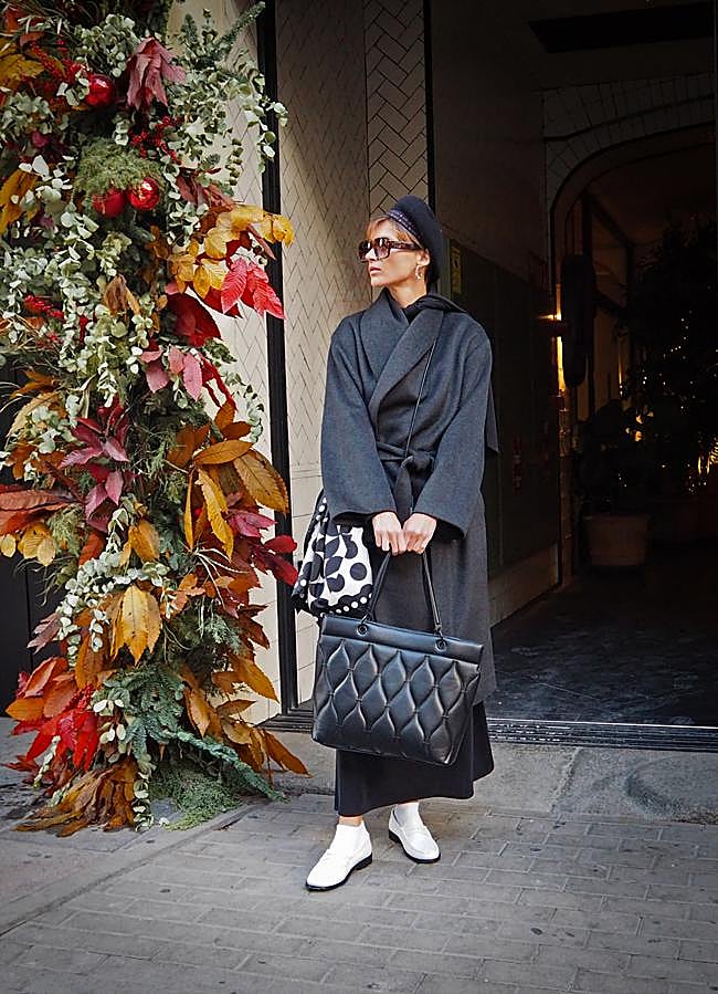 Imagen - Boina de Jo & Mr. Joe disponible en El Corte Inglés, abrigo de doble faz gris de Woman Limited de El Corte Inglés, bolso negro acolchado de Jo & Mr. Joe disponible en El Corte Inglés, pendientes de Tintoretto, pañuelo y mocasines blancos de Latouche disponibles en El Corte Inglés y vestido negro de Woman Limited de El Corte Inglés. Foto: Javier Pérez Pla