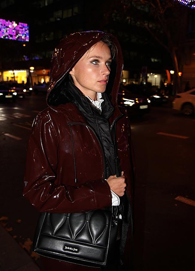 Imagen - Chubasquero efecto vinilo de Easy Wear disponible en El Corte Inglés, camisa blanca de Lloyd´s de El Corte Inglés, chaleco acolchado de Green Coast disponible en El Corte Inglés, vestido negro de Woman Limited de El Corte Inglés, mocasines blancos de Latouche y bolsos de Jo & Mr. Joe disponibles en El Corte Inglés. Foto: Javier Pérez Pla