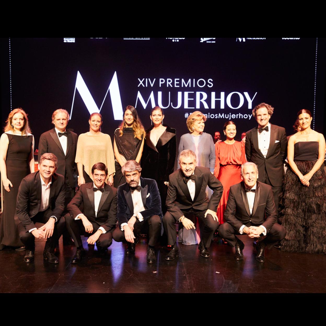Foto de familia de premiados y autoridades en los Premios Mujerhoy 2023. Arriba, de izquierda a derecha: Lourdes Garzón, directora de Mujerhoy; Ignacio Ybarra, presidente de Vocento; Ana Dávila Ponce de León, consejera de Familia, Juventud y Asuntos Sociales de la Comunidad de Madrid; las premiadas Valentina Suárez-Zuloaga, CEO y co-fundadora de ES-Fascinante; Valentina Sampaio, top model y activista y Ella Fontanals-Cisneros, filántropa y coleccionista de arte contemporáneo; la ministra de Infancia y Juventud Sira Rego; Eduardo Petrossi, consejero delegado de Mahou San Miguel y Samary Fernández Feito, directora general del área de Lujo, Estilo de Vida y revistas de Vocento. En la fila de abajo, Philipe Casara, director general de Caudalie; Iñigo Argaya, director general de Negocio Editorial de Vocento; Luis Enríquez, CEO de Vocento; Iñaki Arechabaleta, presidente de Taller de Editores y Emilio Herrera, presidente de KIA.
