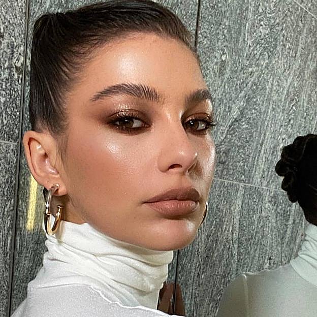 Camila Morrone con maquillaje glitter smokey en tonos marrones
