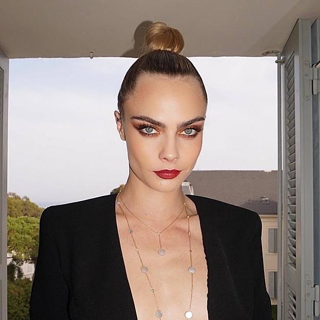 Cara Delevigne con labial rojo