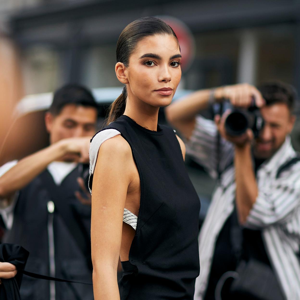 El sérum de farmacia con cafeína que usan las mujeres a partir de los 40