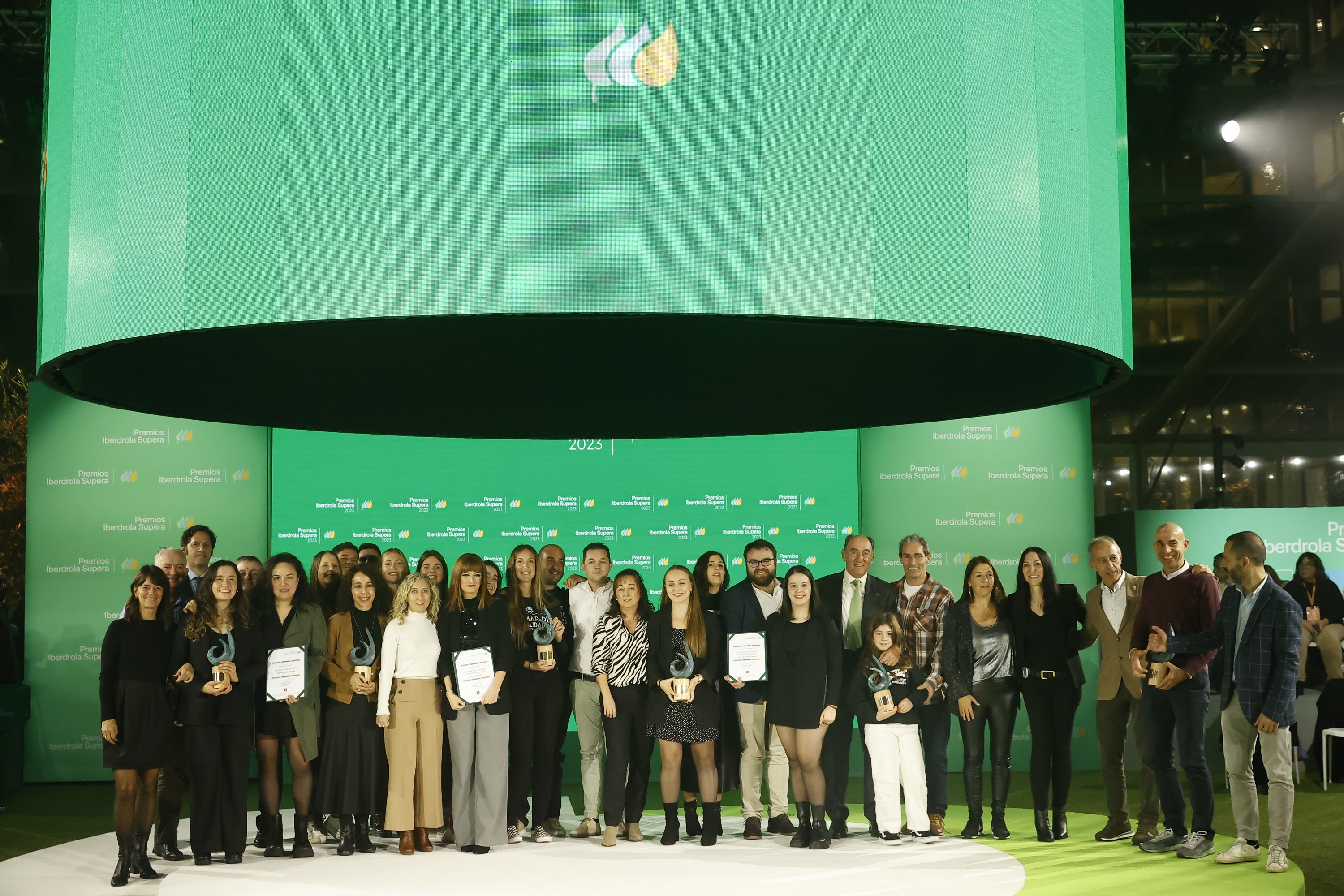 Foto de familia de los ganadores de la IV edición de los Premios Iberdrola Supera