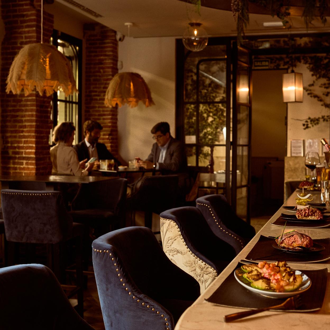 La barra de La Parrilla de la Máquina, el lugar perfecto para disfrutar de cuatro cortes diferentes de carnes junto a los entrantes clásicos del grupo.