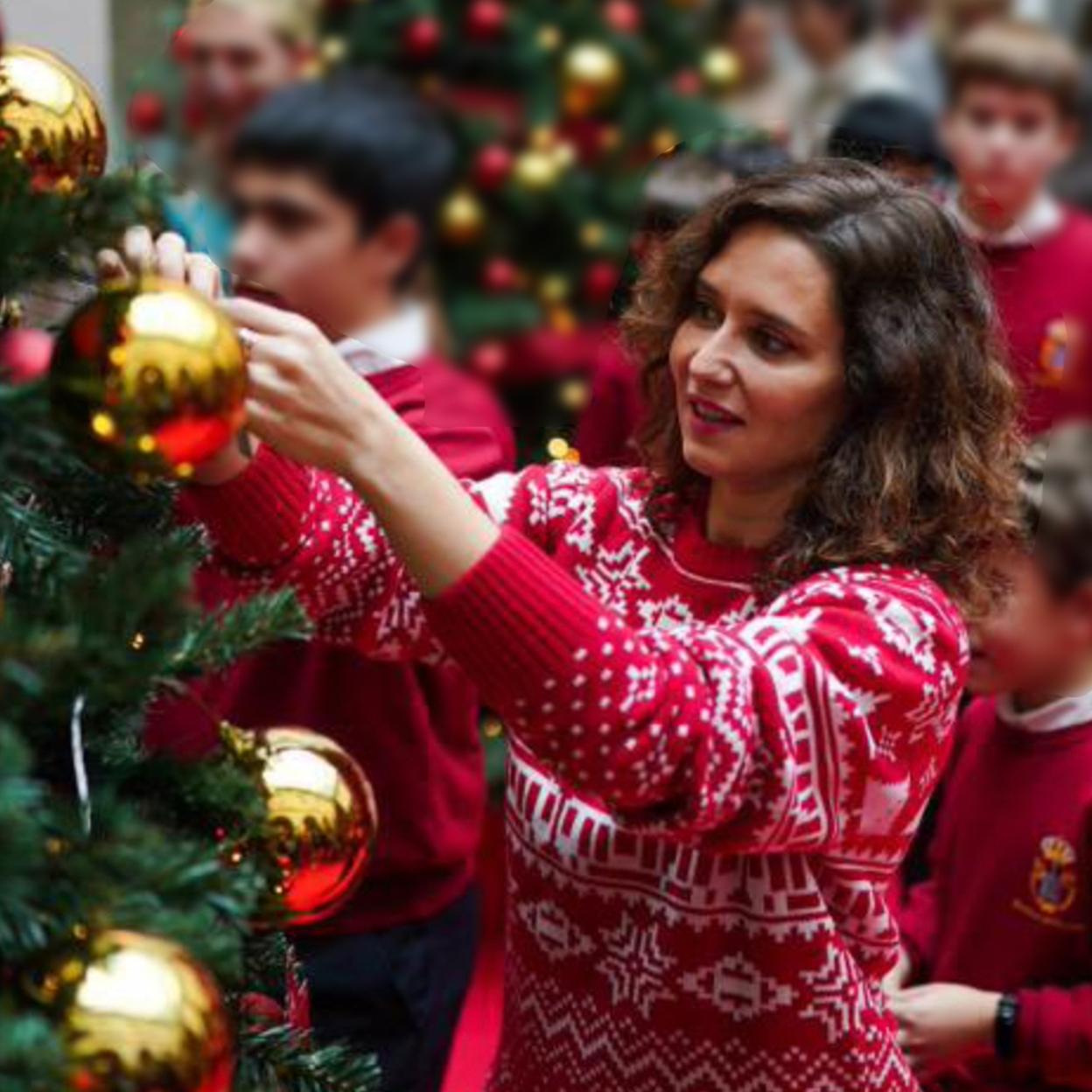 Isabel Díaz Ayuso se rodeó de niños para adornar un árbol de Navidad, además de inaugurar el gran Belén de la Real Casa de Correos de Madrid. 