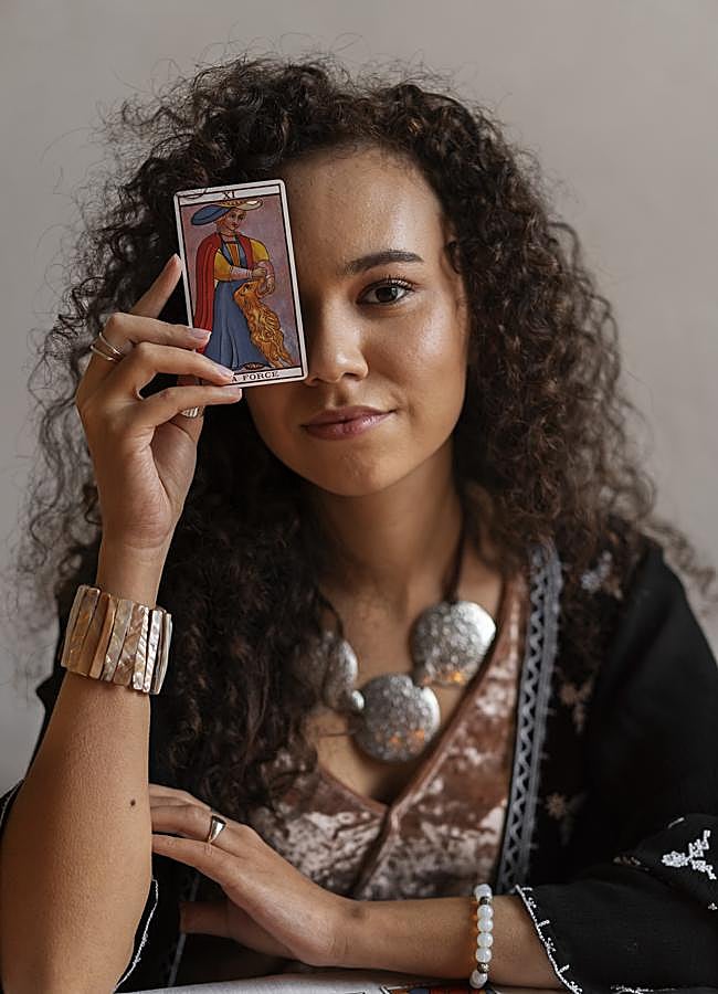 Imagen - Mujer con cartas del Tarot/FREEPIK