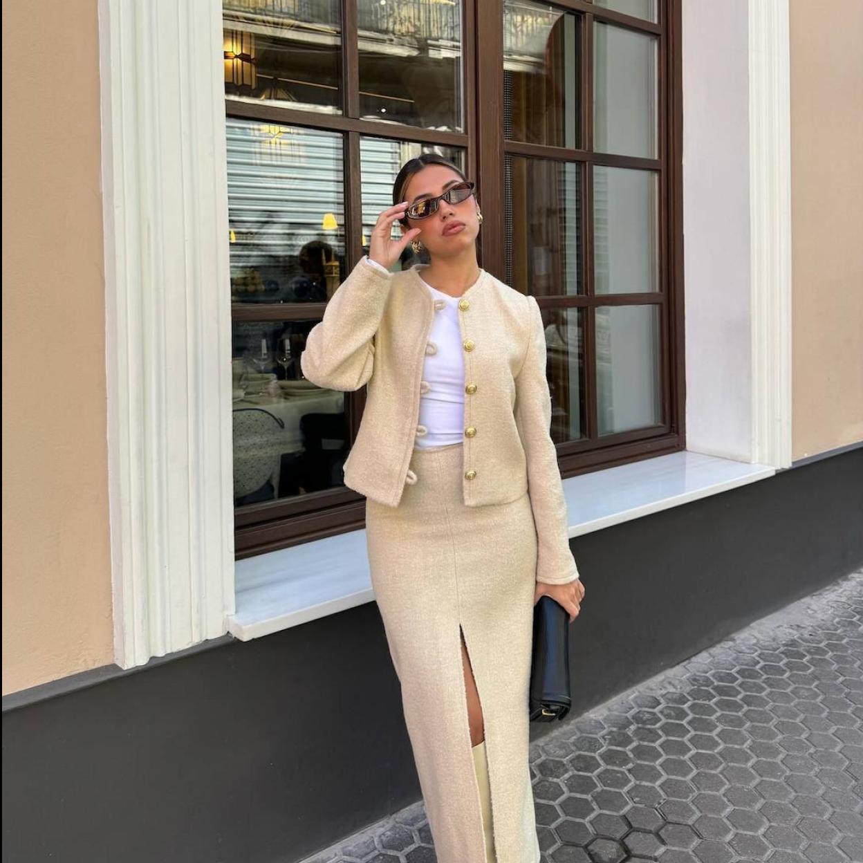 La influencer lleva el total look viral de Mango