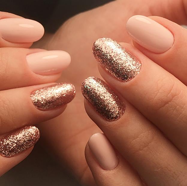 Una manicura glitter.