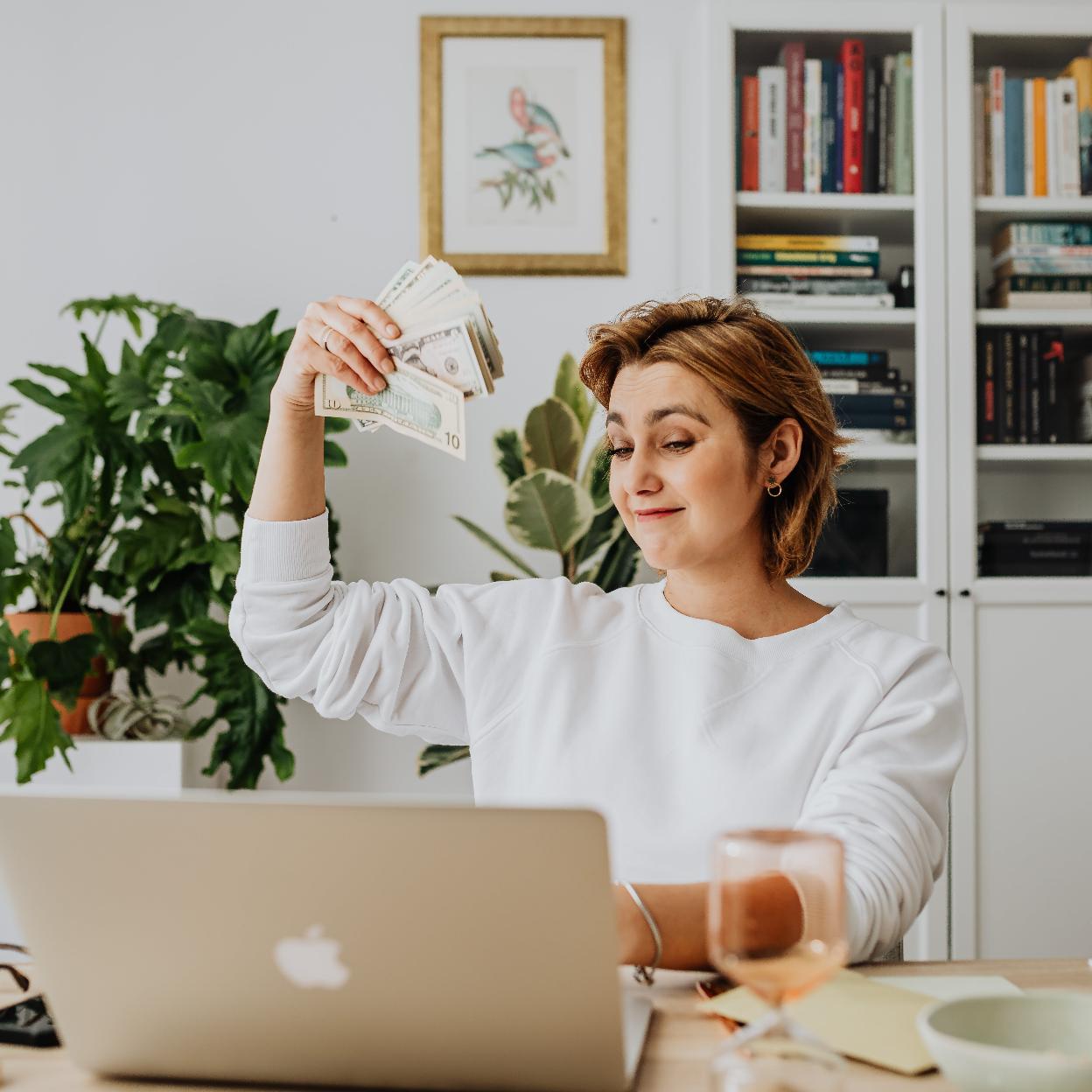 Una mujer trabajando.