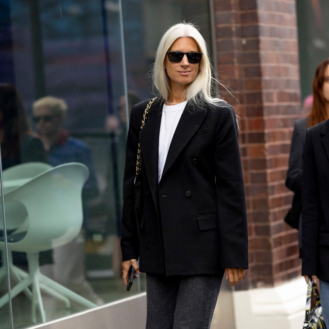 Una mujer con vaqueros negros.