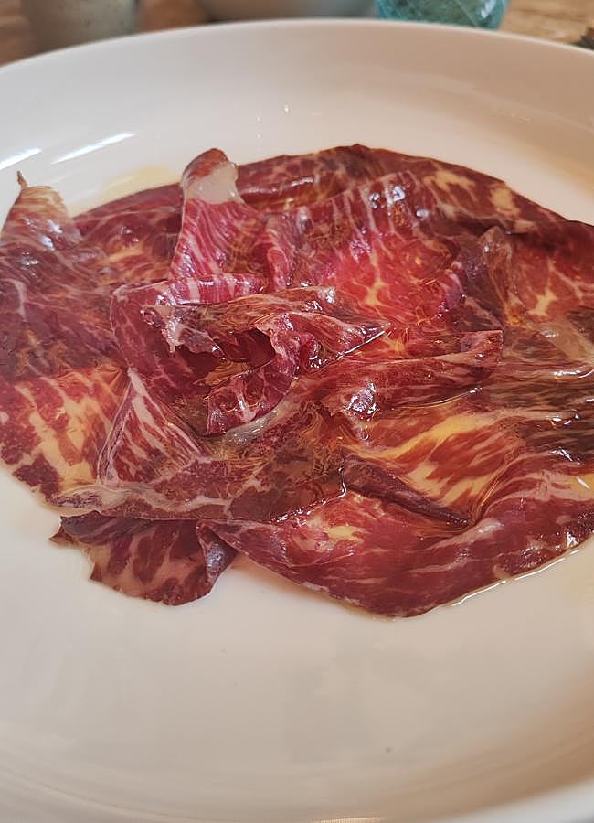 Imagen - La exquisita cecina de Wagyu de Bugao, presente en sus menús navideños. / AFL