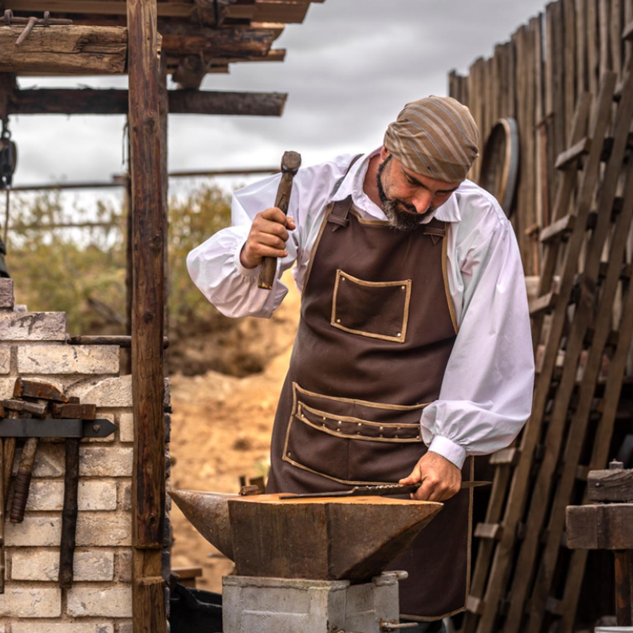 Tony Arellano pertenece a la quinta generación de una familia de artesanos espaderos toledanos. En Puy du Fou es Antonio de Vivar.