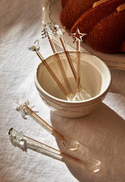 Imagen secundaria 2 - El mantel de Navidad está disponible a partir de 25.99 euros, el pack de dos servilletas a juego cuestan 7.99 euros; la cristalería cuesta a partir de 5.99 euros la pieza y las cucharillas con motivos navideños, 19.99 euros el pack de 4.