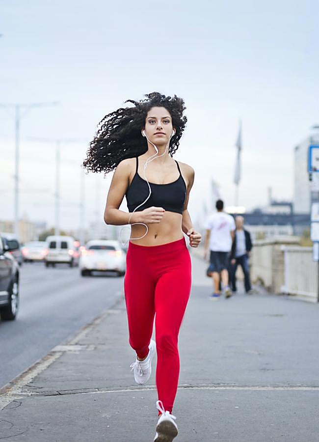 Imagen - Mujer corriendo/PEXELS