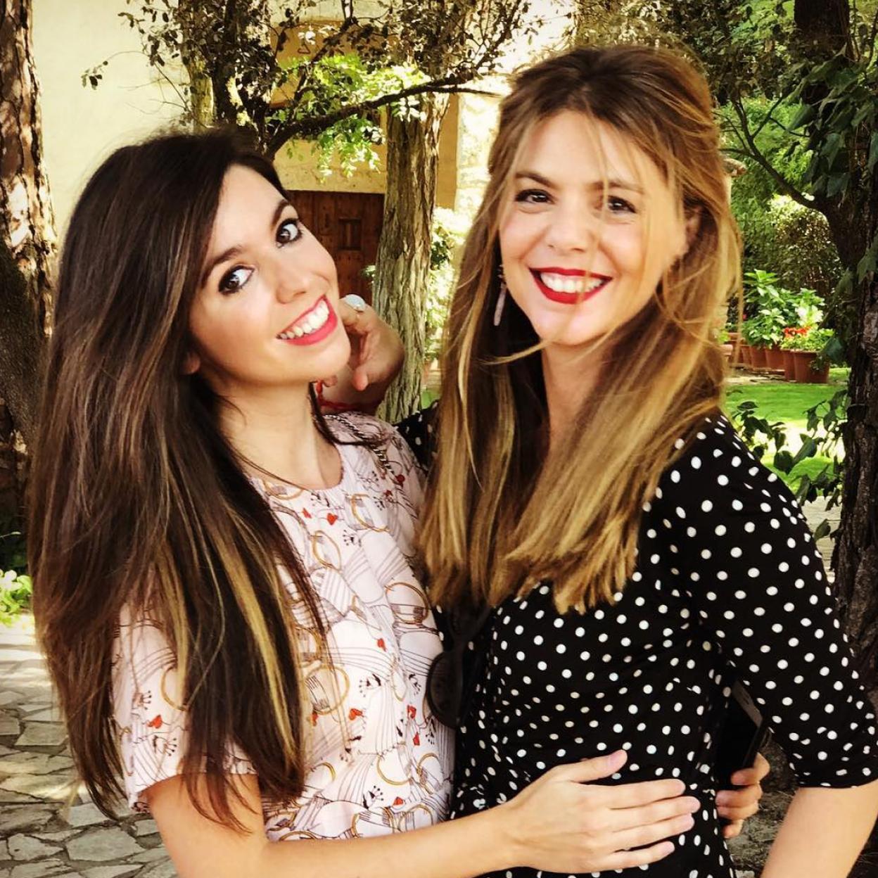 Carlota es la hija pequeña de Manolo, el hermano de Concha. En la imagen, junto a su hermana Manuela. 