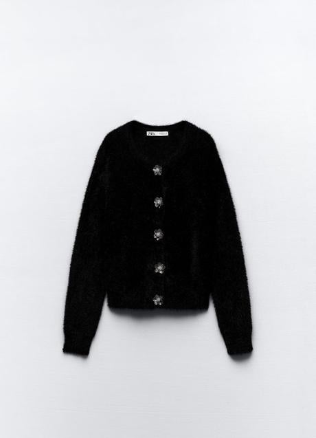 Imagen - Chaqueta negra con botones joya de Zara (35,99 euros)
