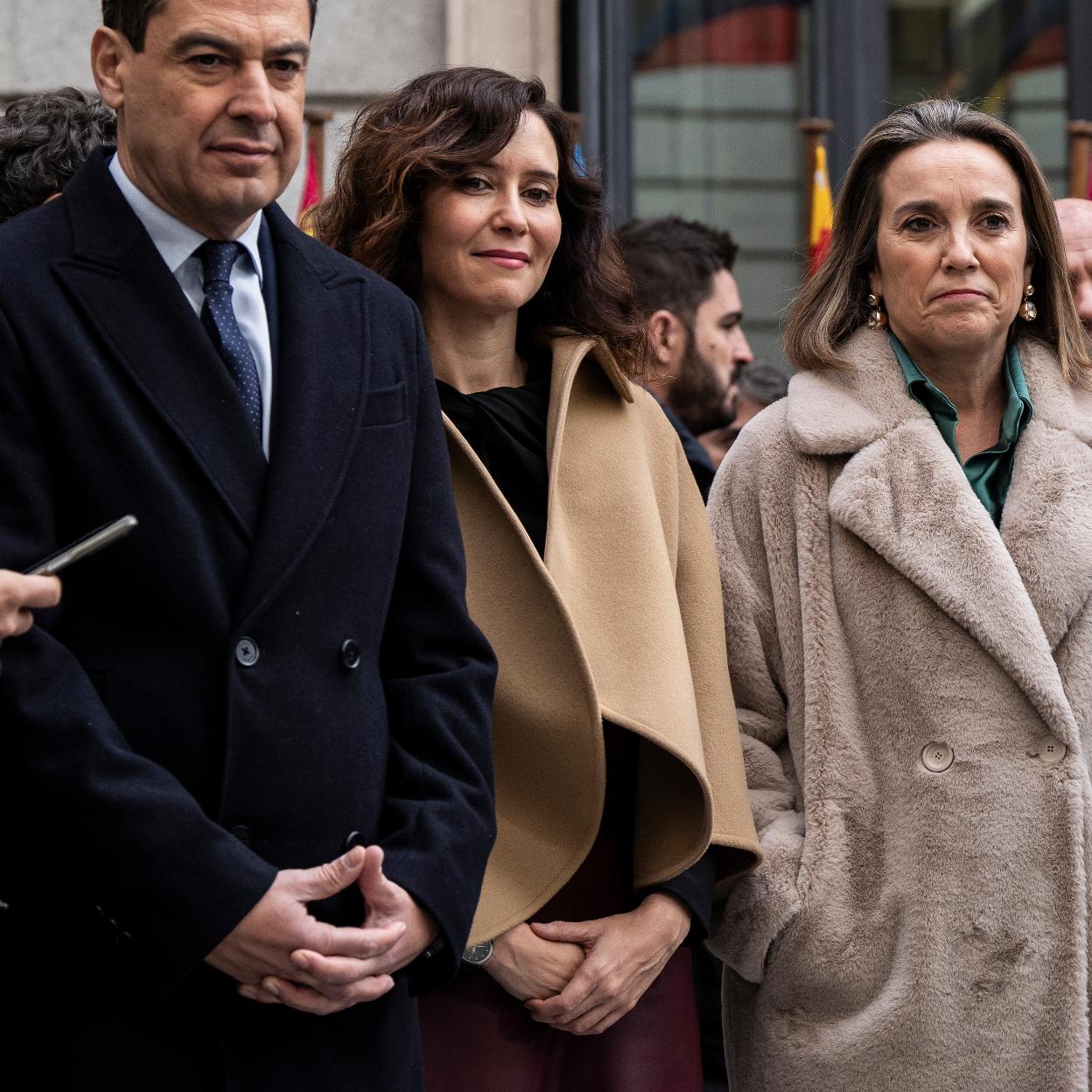 Isabel Díaz Ayuso con un look con capa