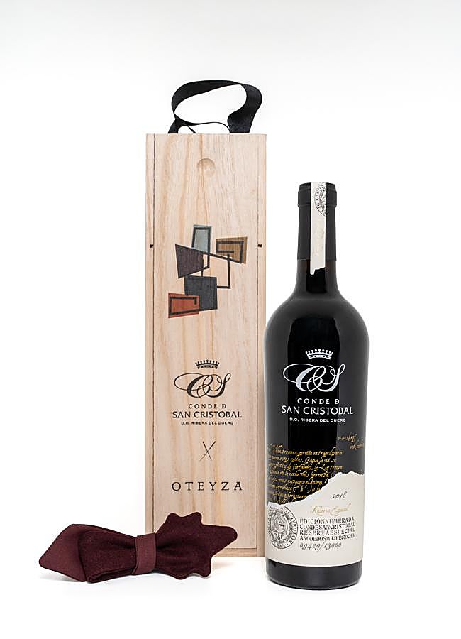 Imagen - La edición especia numerada del Conde de San Cristóbal con la pajarita diseñada por Oteyza. /DR