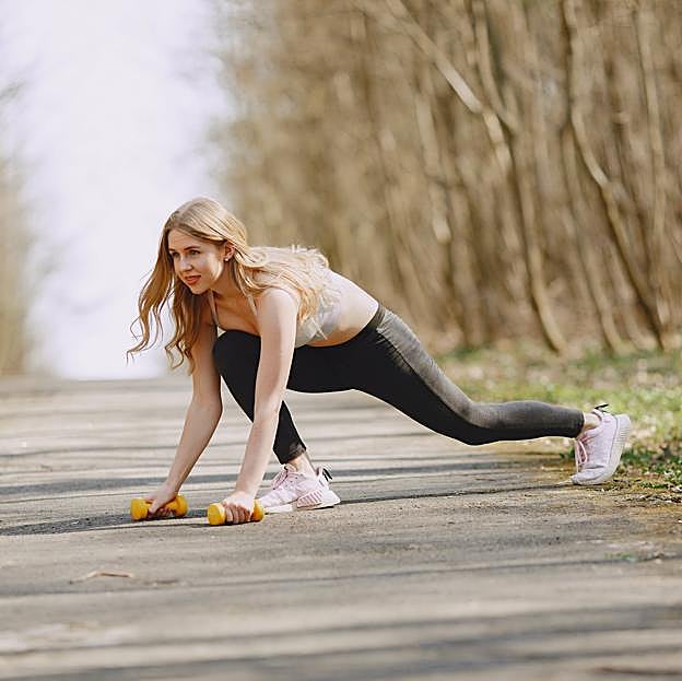 Cómo hacer un entrenamiento de cuerpo completo usando solo pesas rusas