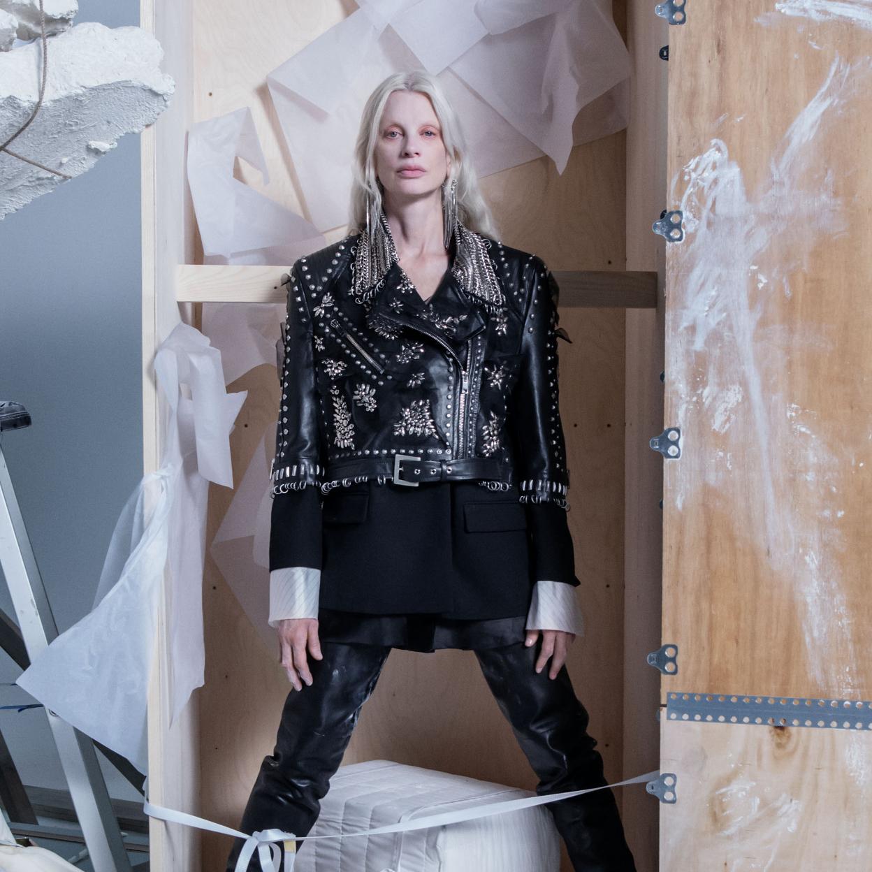 Foto de la campaña Atelier 04 fotografiada por Tim Walker con Kristen McMenamy como modelo.