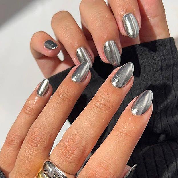 Uñas cromadas con acabado metalizado tendencia 2024