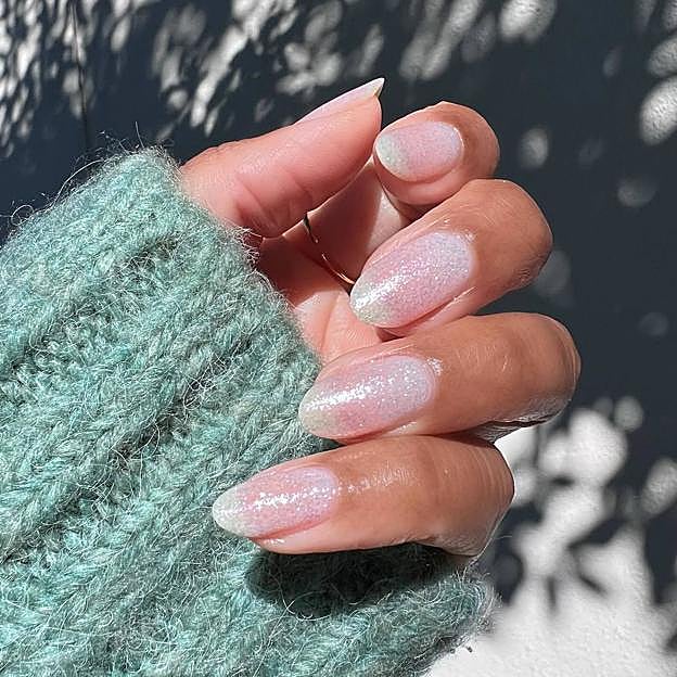 Manicura glitter como tendencia de uñas 2024