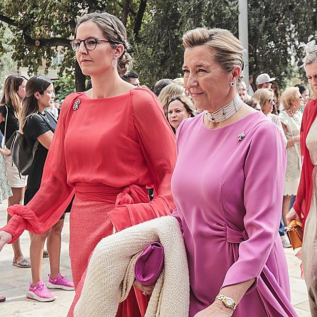 Victoria con su madre, Cristina Borbón-Dos Sicilias, en la boda del príncipe Louis Nicolas Crépy de Orleans..