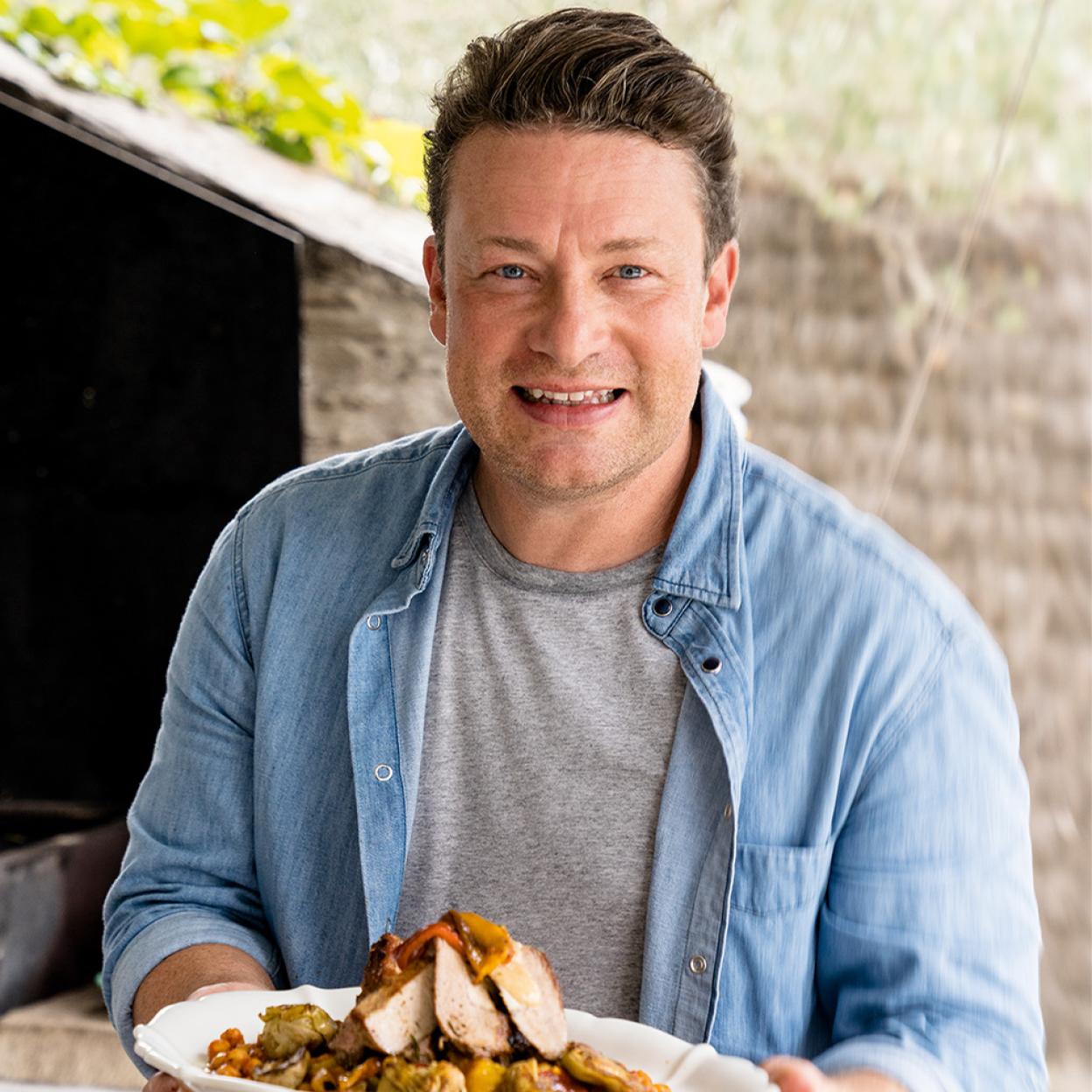 El cocinero Jamie Oliver, con una de las preparaciones de su nuevo recetario, 5 Ingredientes Mediterráneos.