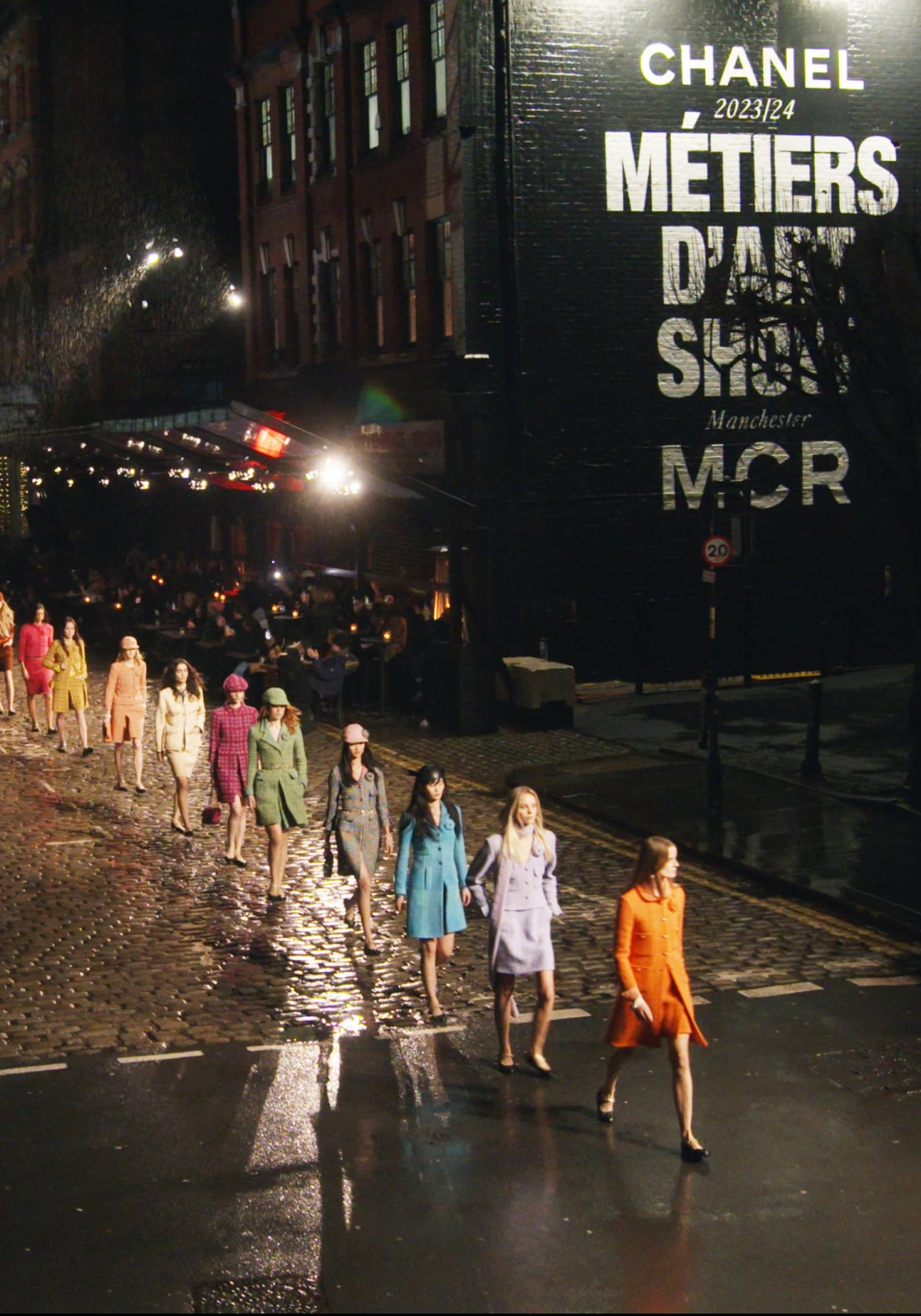 El desfile Métiers d'Art de Chanel se celebró en Manchester, en plena calle.