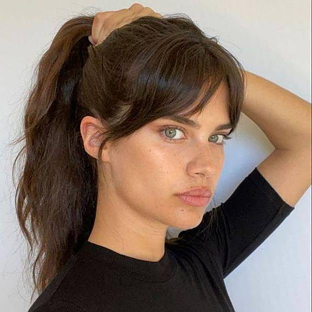 Sara Sampaio con flequillo estilo Bardot