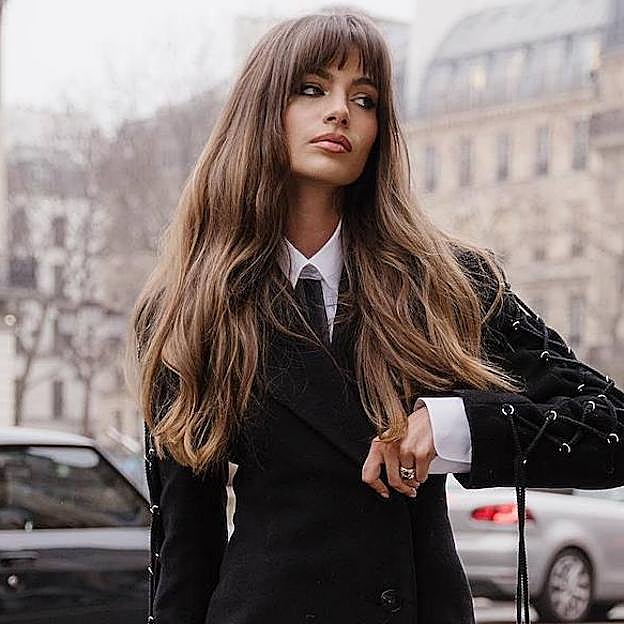 Influencer con flequillo estilo Birkin tendencia