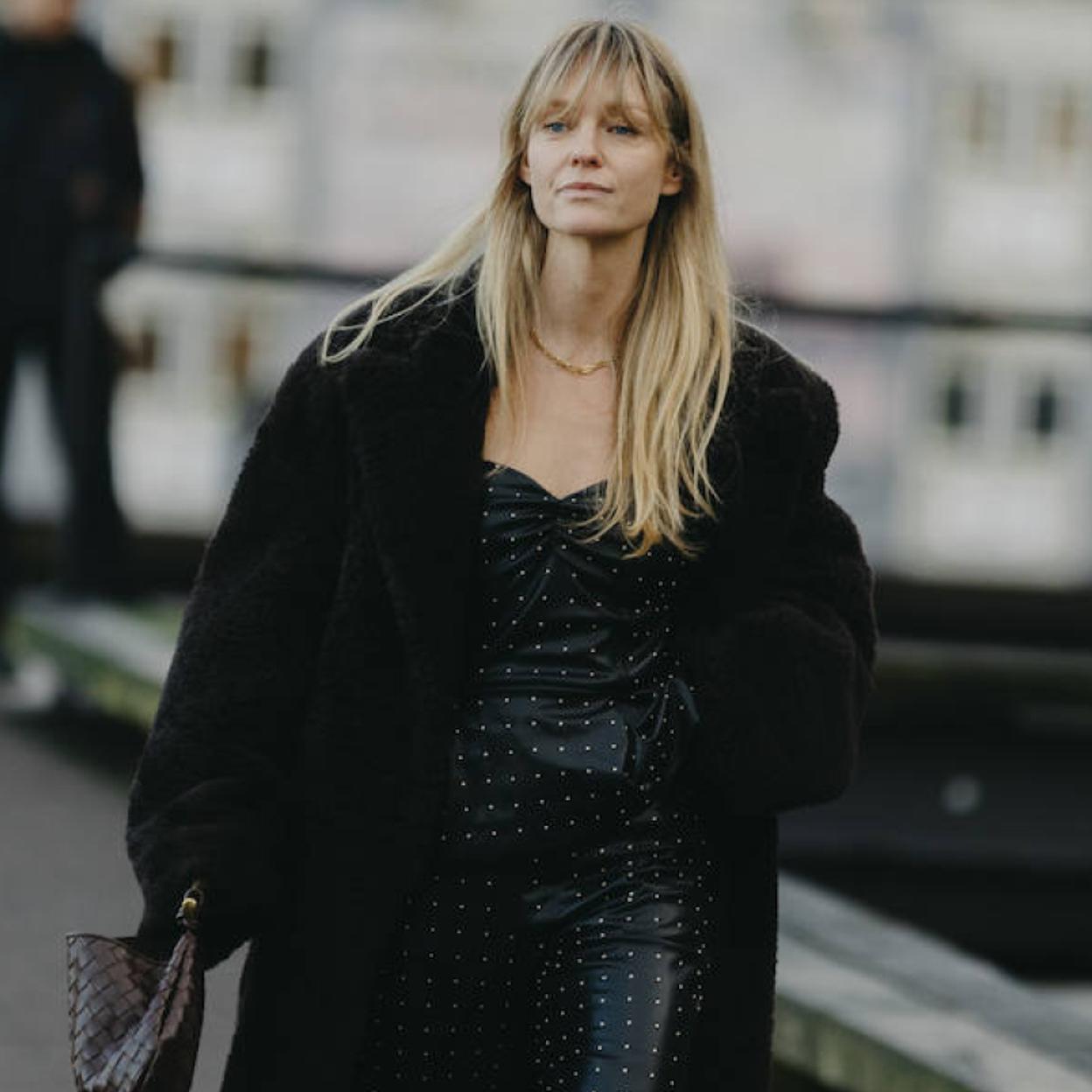 Influencer con corte de pelo con flequillo tendencia