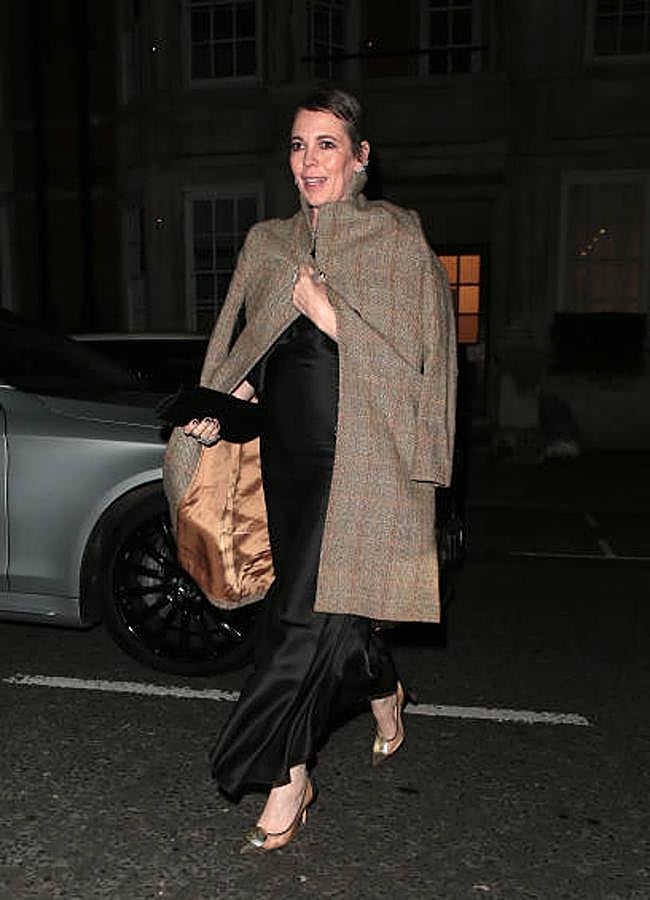 Imagen - Olivia Colman, con abrigo de tweed sobre vestido negro de fiesta. Foto: Getty.