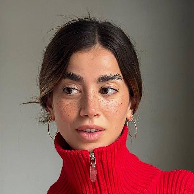 Influencer con fetheared brows tendencia