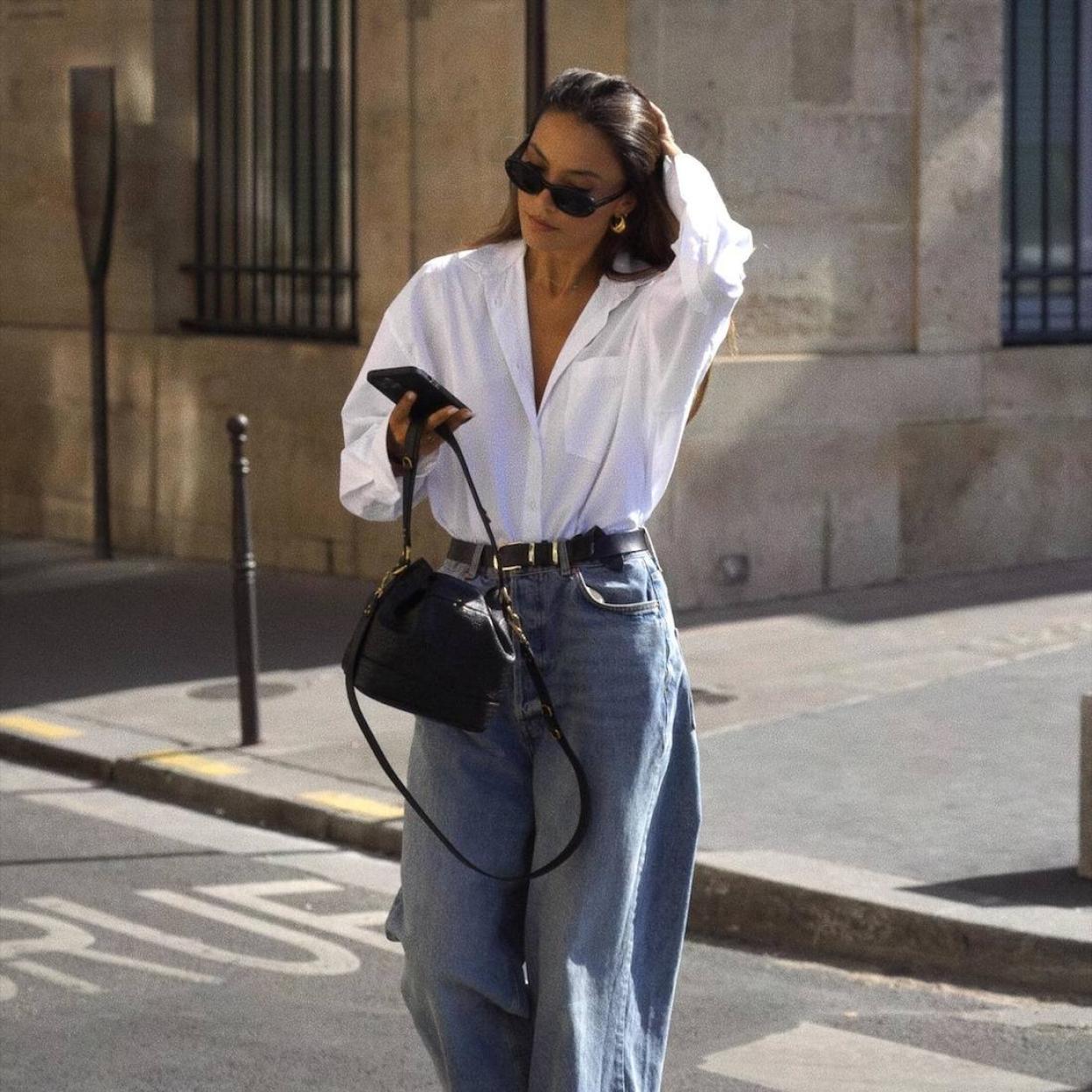 La influencer lleva un look con vaqueros anchos