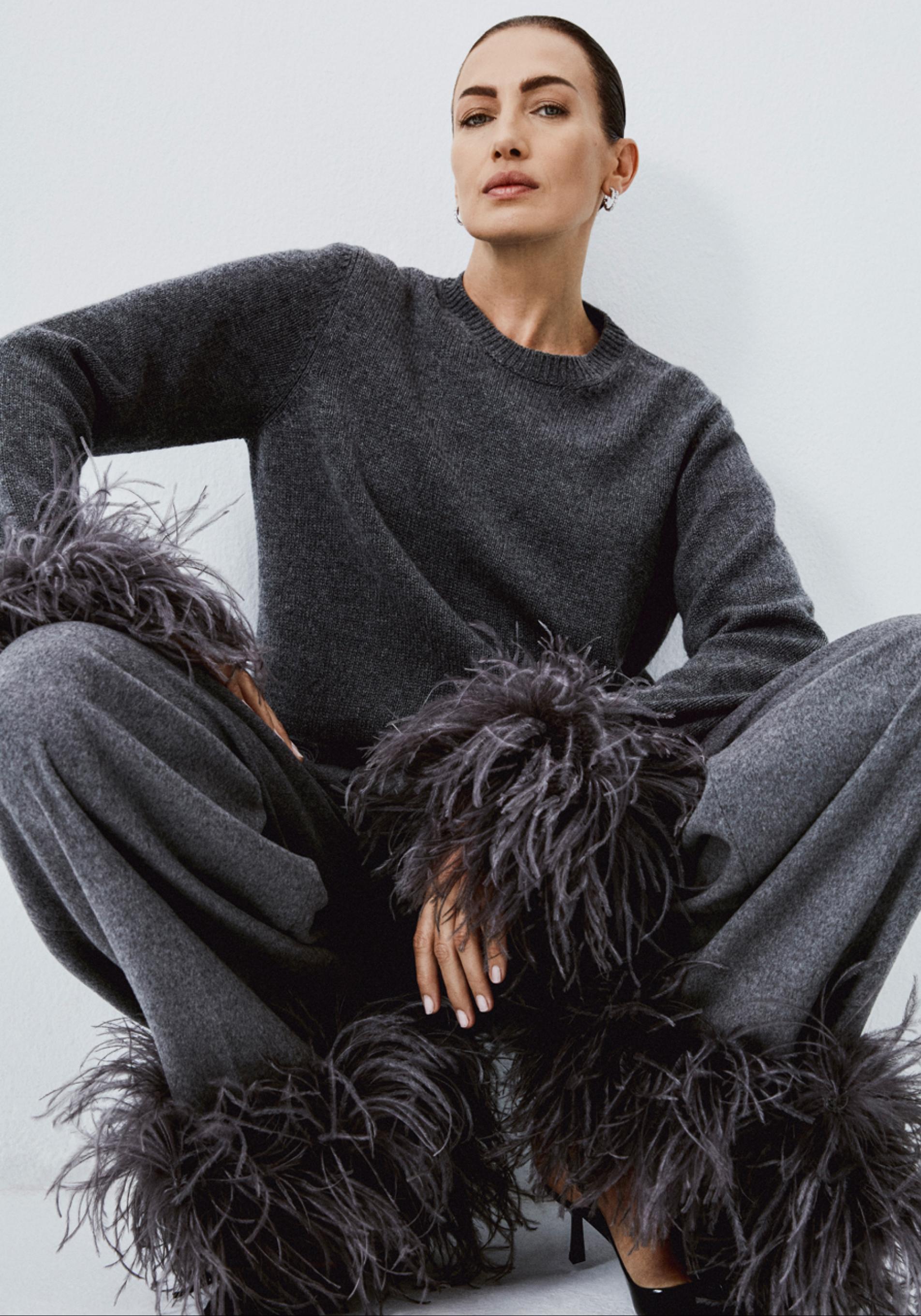 Nieves Álvarez lleva jersey, pantalón y salones, de Prada. Los pendientes son de Bulgari.