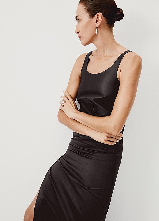 Imagen - Vestido de Fendi y pendientes y sortija de Bulgari. Fotografía: Enanei / Estilismo: Almudena Carnicero