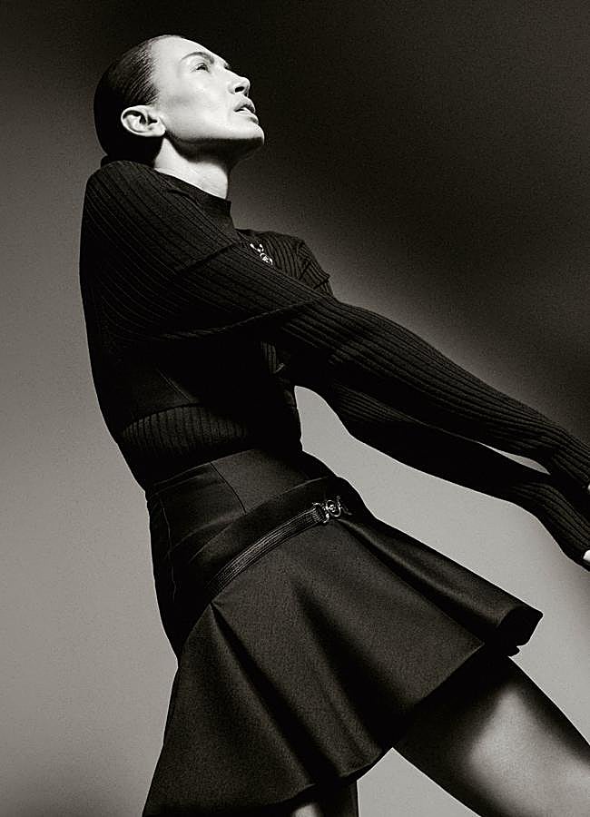 Imagen - Jersey, top con broche y minifalda, todo de Versace. Fotografía: Enanei / Estilismo: Almudena Carnicero