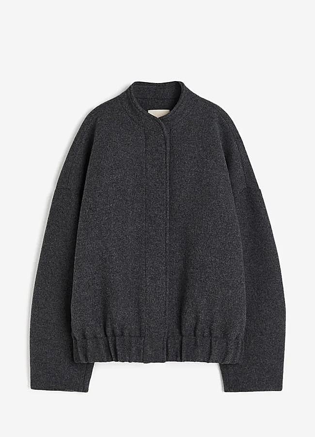 Imagen - Chaqueta bomber en color gris de H&M. Foto: H&M.