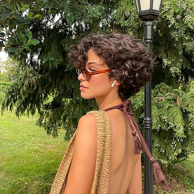 Modelo con corte de pelo rizado para mujer en 2024 tendencia tipo masculino