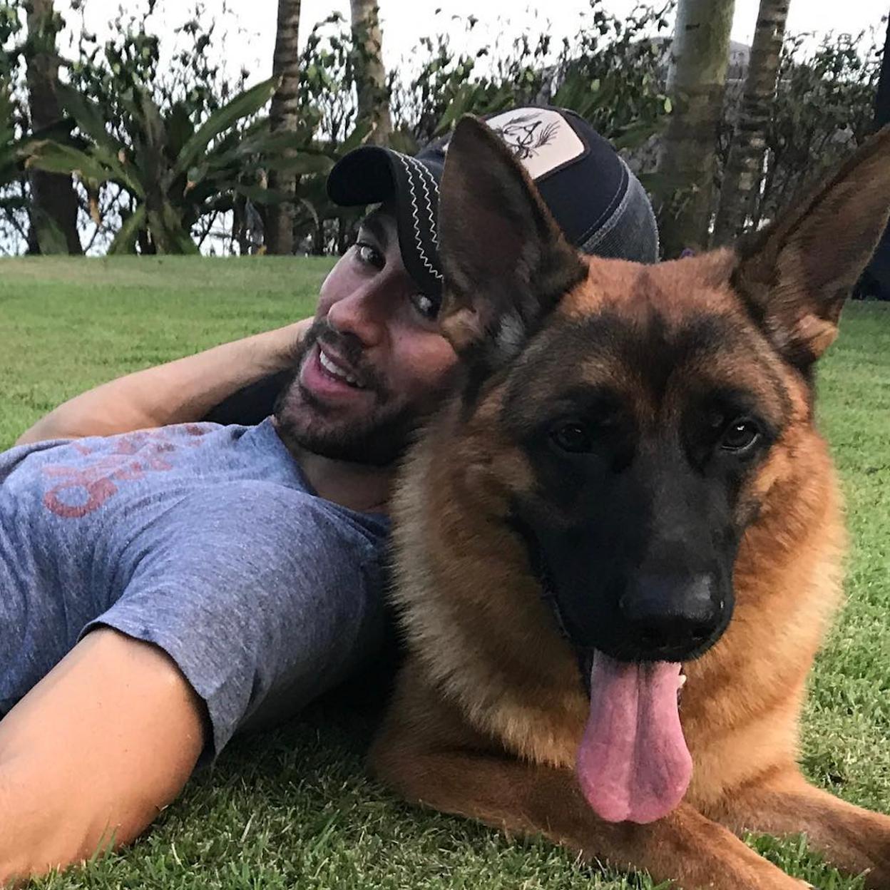 Enrique Iglesias en una foto reciente, en el jardín de su casa de Miami y con uno de sus perros. 