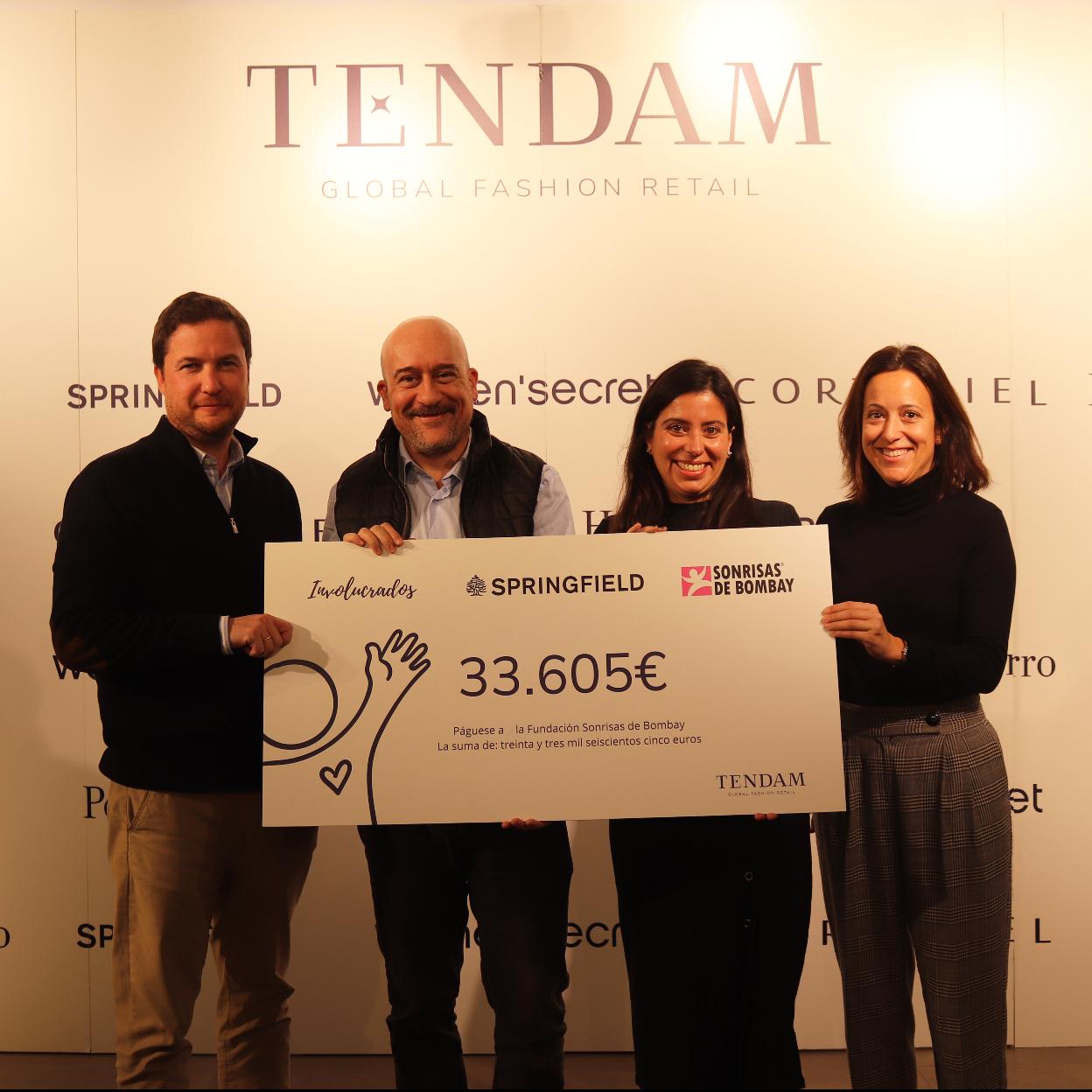 Responsables de la ONG Sonrisas de Bombay con el cheque recibido del plan Involucrados, de Tendam, para su proyecto de parvularios en la ciudad india.