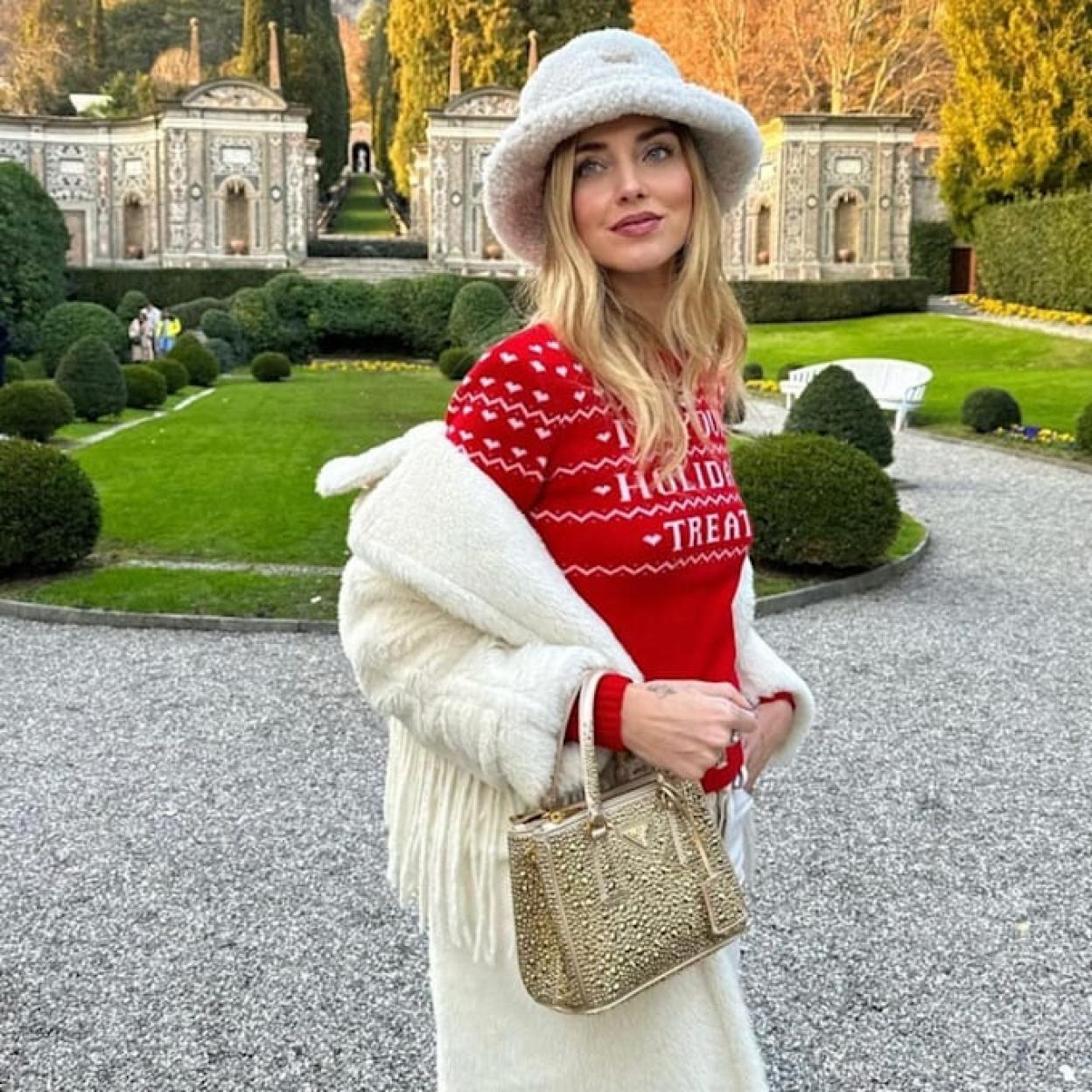 Chiara Ferragni con un jersey de Navidad.