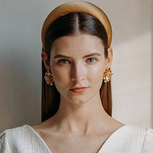 Modelo con accesorio de diadema en el cabello como peinado de invitada de boda para 2024