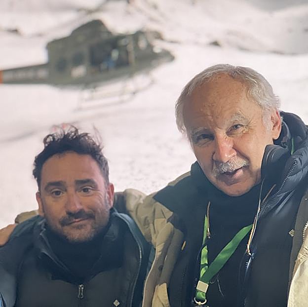 Juan Antonio Bayona, director de La sociedad de la nieve, y Pablo Vierci, autor del libro homónimo en el que se basa, en una fotografía tomada en el rodaje de la producción. 