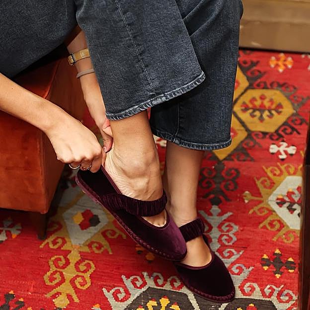 Bailarinas Mary Jane con strass: los zapatos planos perfectos para no volver a ir incómoda en Navidad