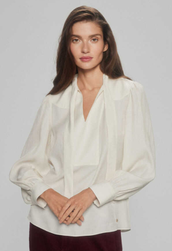 Imagen secundaria 2 - Las blusas blancas con lazada.